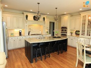 Gạch lát nền vân gỗ mang đến sự ấm áp cho phòng bếp