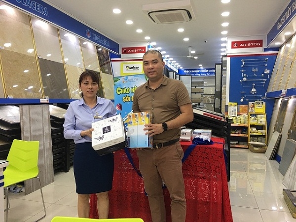Showroom Hải Linh trao quà khuyến mại hè 2018 đến tay khách hàng
