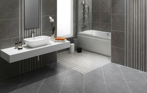 Gạch lát nền màu trung tính giúp không gian phòng vệ sinh hẹp rộng hơn