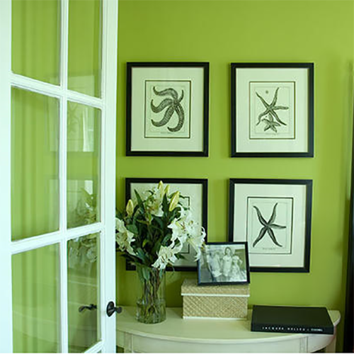 Sử dụng gạch ốp tường hoặc giấy gián tường xanh ngọc lam