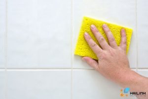 Vệ sinh gạch ốp tường phòng tắm